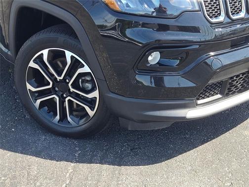 Diamond Black Crystal Pearlcoat 2023 Jeep Compass Limited