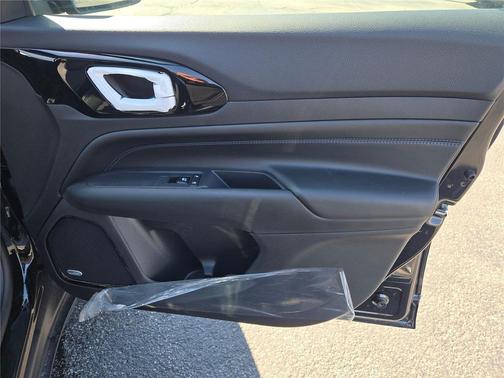 Diamond Black Crystal Pearlcoat 2026 Jeep Compass Latitude