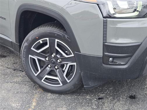 Sting-Gray Clearcoat 2026 Jeep Cherokee Laredo 4x4
