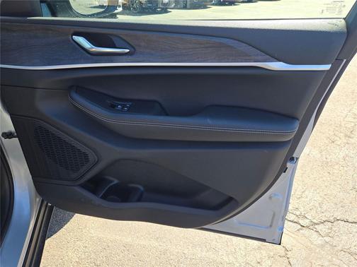 Silver Zynith 2026 Jeep Grand Cherokee Altitude