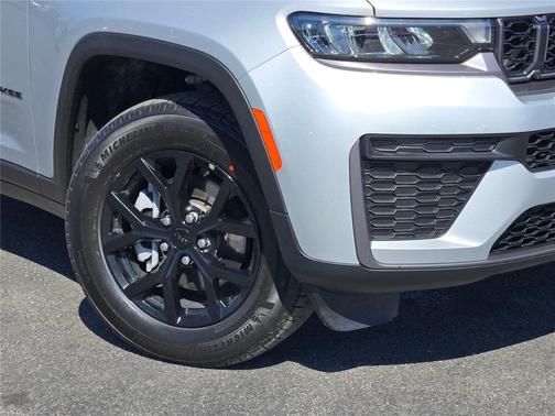 Silver Zynith 2026 Jeep Grand Cherokee Altitude