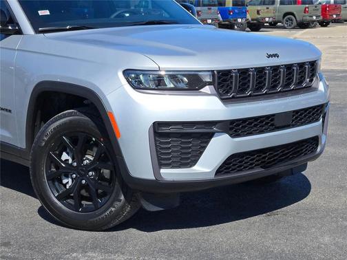 Silver Zynith 2026 Jeep Grand Cherokee Altitude