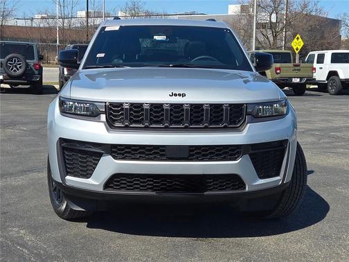 Silver Zynith 2026 Jeep Grand Cherokee Altitude