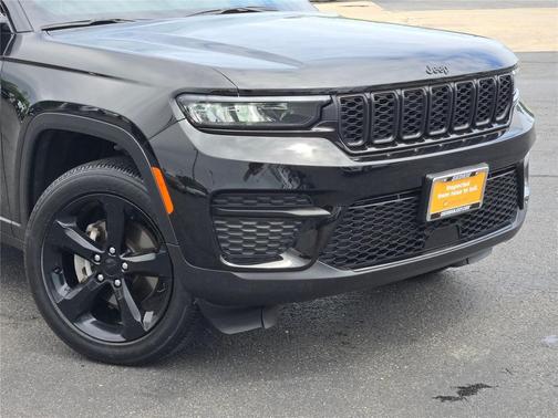 Diamond Black Crystal Pearlcoat 2024 Jeep Grand Cherokee Altitude