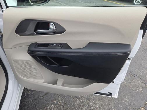 Bright White Clearcoat 2024 Chrysler Pacifica Hybrid Select