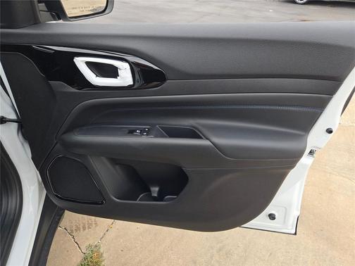 Bright White Clearcoat 2026 Jeep Compass Latitude