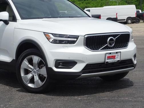 2022 Volvo XC40 T5 Momentum