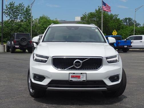 2022 Volvo XC40 T5 Momentum