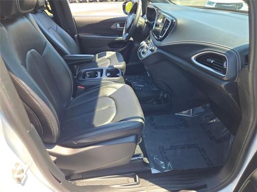 Bright White Clearcoat 2025 Chrysler Pacifica L