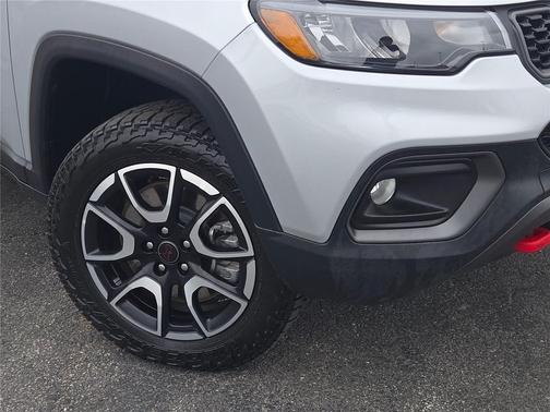 Silver Zynith Metallic Clearcoat 2025 Jeep Compass Trailhawk