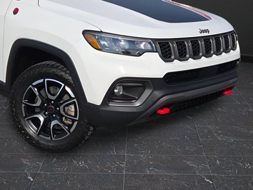 Bright White Clearcoat 2025 Jeep Compass Trailhawk