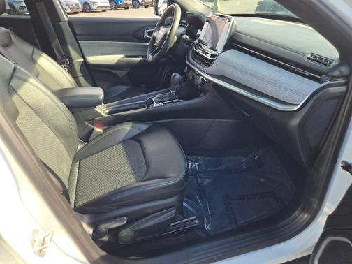 Bright White Clearcoat 2025 Jeep Compass Latitude