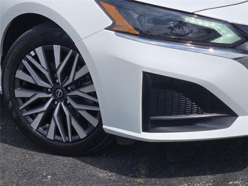 Glacier White 2025 Nissan Altima SV FWD