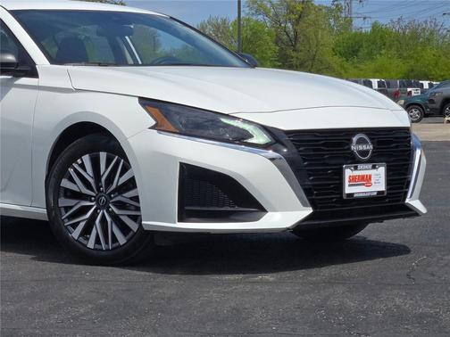 Glacier White 2025 Nissan Altima SV FWD