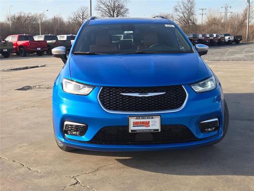 Hydro Blue Pearlcoat 2026 Chrysler Pacifica L