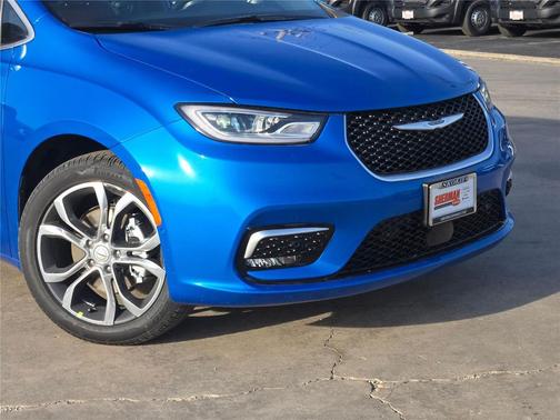 Hydro Blue Pearlcoat 2026 Chrysler Pacifica L