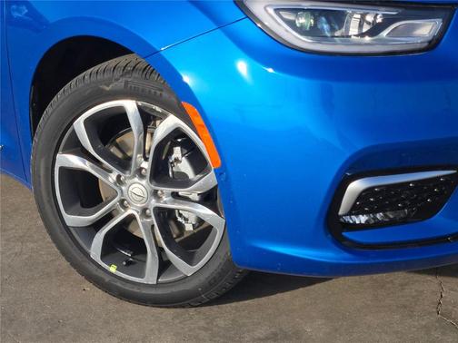 Hydro Blue Pearlcoat 2026 Chrysler Pacifica L