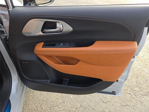 Silver Mist Clearcoat 2026 Chrysler Pacifica L