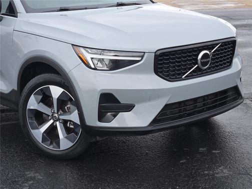 2024 Volvo XC40 B5 Core Dark Theme