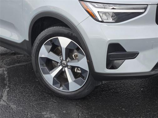 2024 Volvo XC40 B5 Core Dark Theme