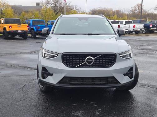 2024 Volvo XC40 B5 Core Dark Theme