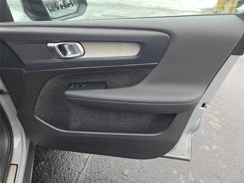 2024 Volvo XC40 B5 Core Dark Theme