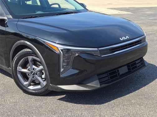 Aurora Black Pearl 2025 Kia K4 LXS