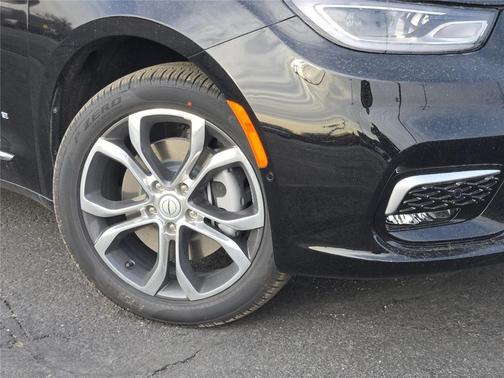 Diamond Black Crystal Pearlcoat 2026 Chrysler Pacifica L