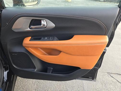 Diamond Black Crystal Pearlcoat 2026 Chrysler Pacifica L