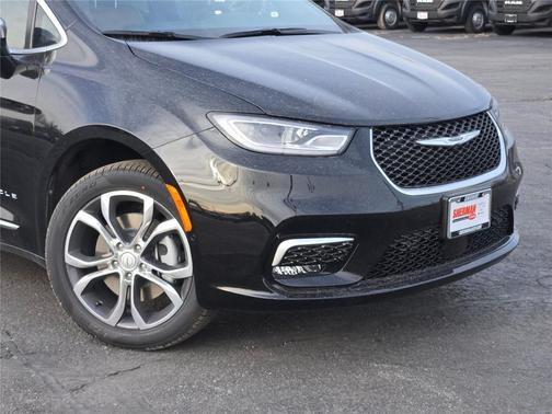 Diamond Black Crystal Pearlcoat 2026 Chrysler Pacifica L