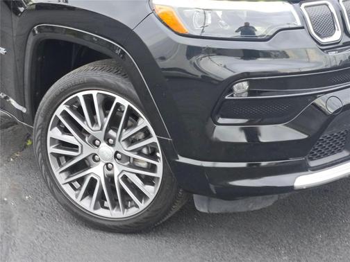 Diamond Black Crystal Pearlcoat 2022 Jeep Compass Limited