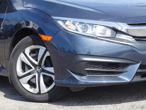 Photo 3 of 28 of 2018 Honda Civic LX