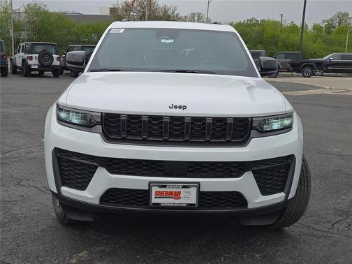 Bright White Clearcoat 2026 Jeep Grand Cherokee Altitude