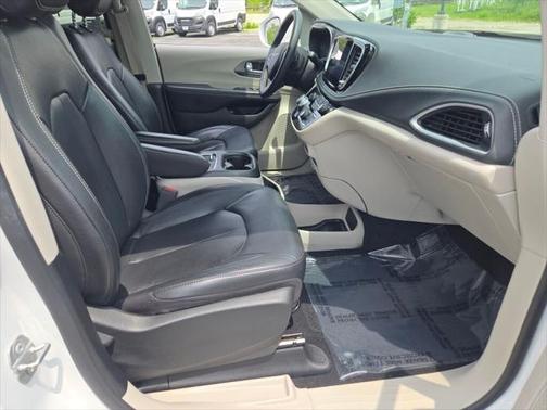 2022 Chrysler Pacifica Hybrid Touring L
