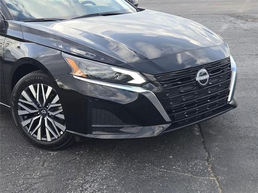 Super Black 2025 Nissan Altima SV FWD