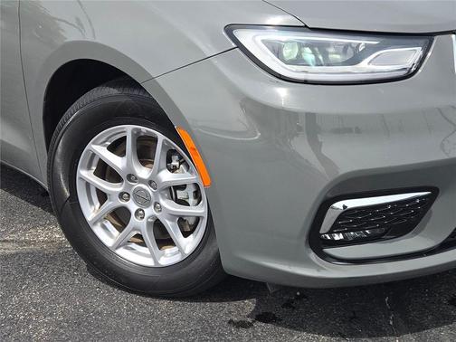 Ceramic Gray Clearcoat 2023 Chrysler Pacifica Touring L