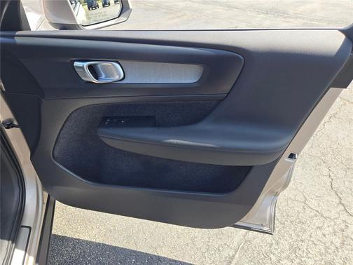 GOLD 2024 Volvo XC40 B5 Plus Bright Theme