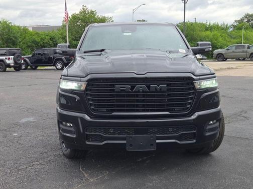 Diamond Black Crystal Pearlcoat 2026 RAM 1500 Laramie