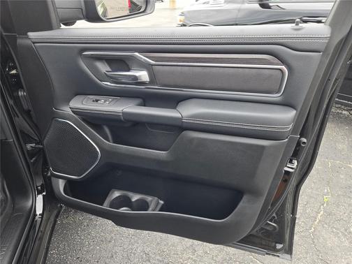 Diamond Black Crystal Pearlcoat 2026 RAM 1500 Laramie