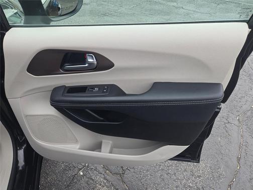 Brilliant Black Crystal Pearlcoat 2023 Chrysler Voyager LX