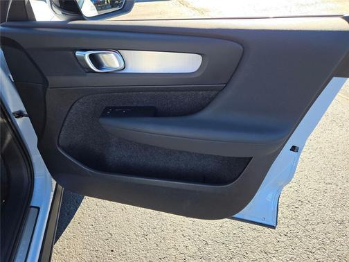 2024 Volvo XC40 B5 Core Bright Theme