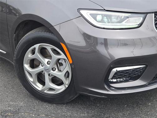 Granite Crystal Metallic Clearcoat 2023 Chrysler Pacifica Limited
