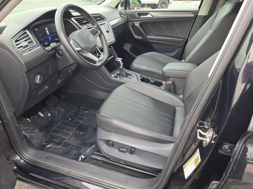 Platinum Gray Metallic 2024 Volkswagen Tiguan 2.0T SE