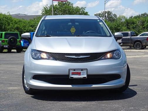 2022 Chrysler Voyager LX