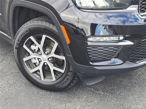 Diamond Black Crystal Pearlcoat 2025 Jeep Grand Cherokee Limited