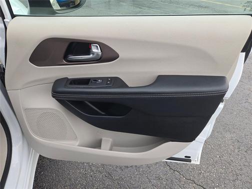 Bright White Clearcoat 2023 Chrysler Voyager LX