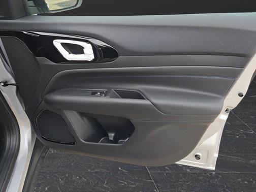 Silver Zynith Metallic Clearcoat 2026 Jeep Compass Latitude