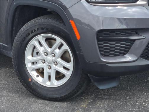 Baltic Gray Metallic Clearcoat 2024 Jeep Grand Cherokee Laredo