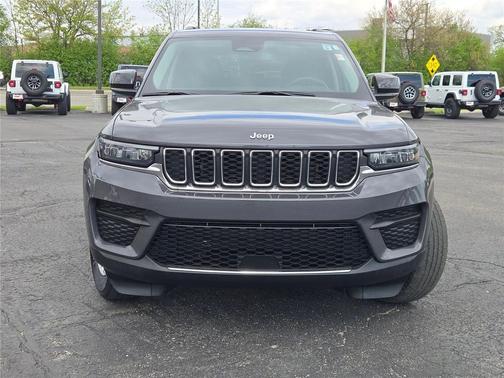 Baltic Gray Metallic Clearcoat 2024 Jeep Grand Cherokee Laredo