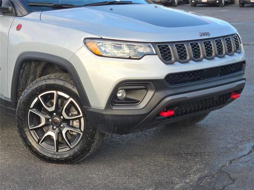 Silver Zynith Metallic Clearcoat 2025 Jeep Compass Trailhawk